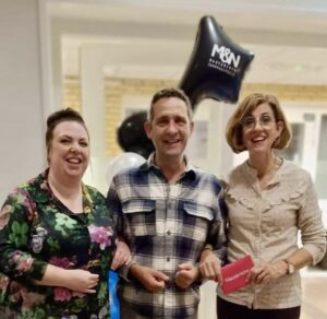 Maos & Neker Huldigt Jubilarissen.